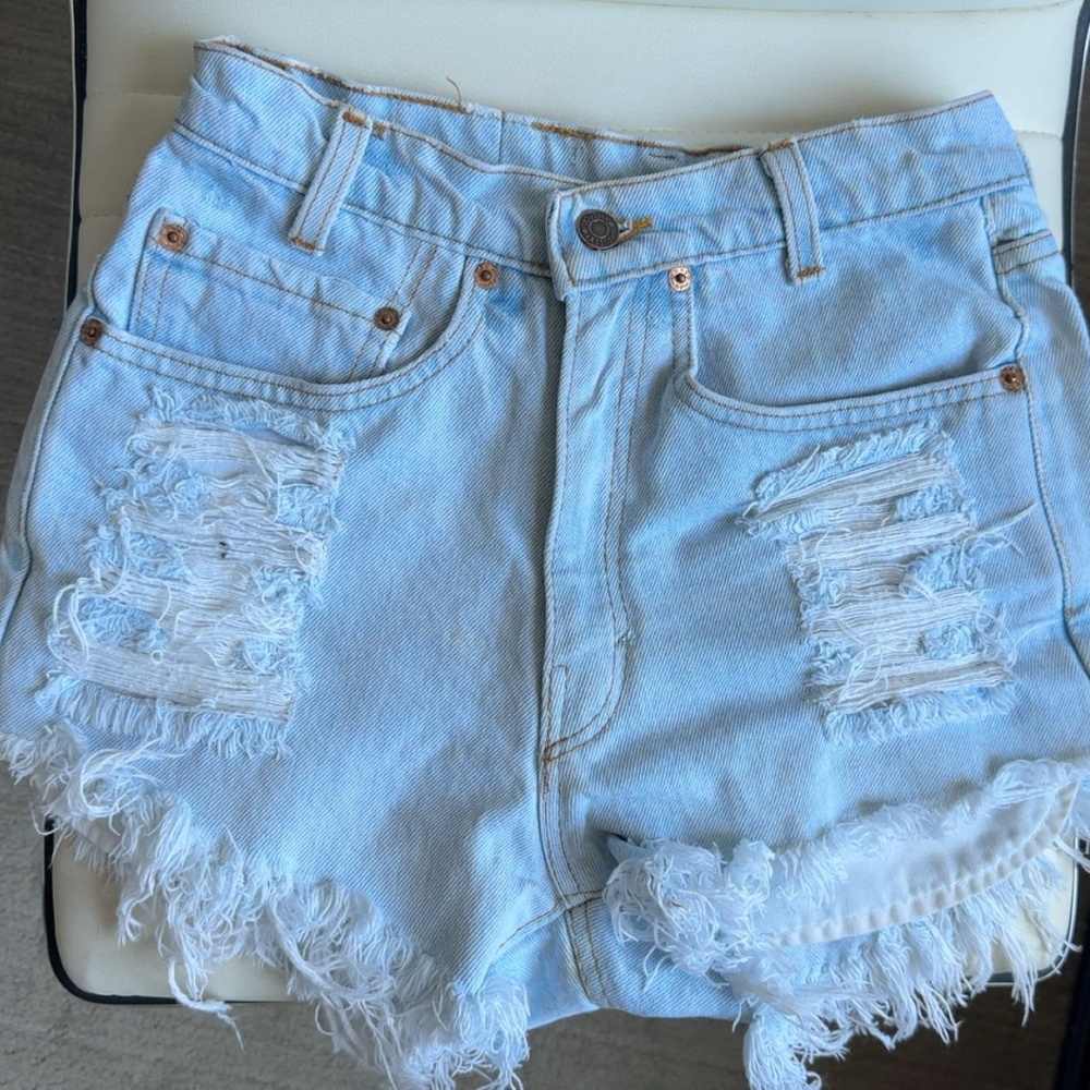 Cool light wash Levi’s - Picture 1 of 2